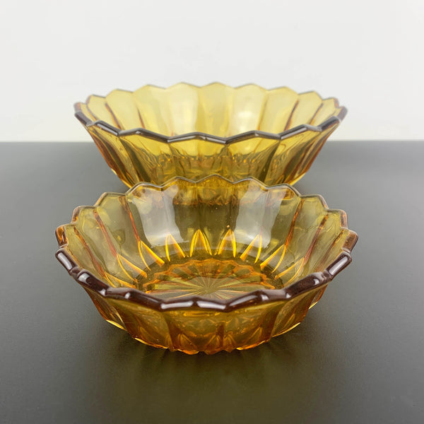 Amber glass salad bowl with scalloped triangle rim