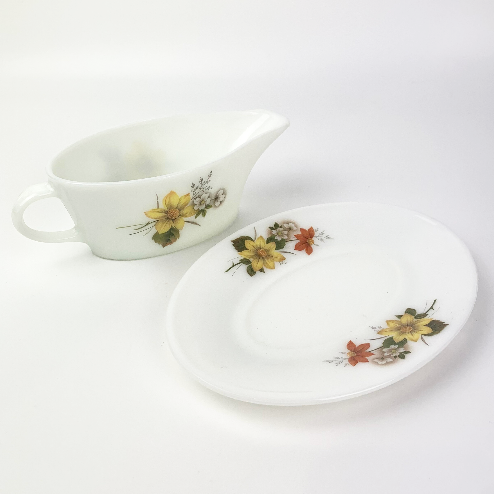 Pyrex 1970's 2 piece gravy boat with matching saucer