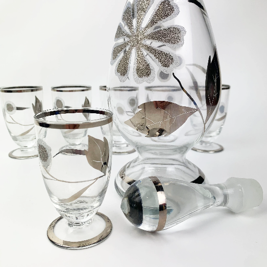 Liqueur glass with decanter and stopper