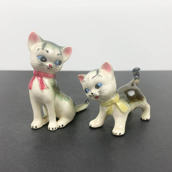 Playful Japanese cat ornaments - Set of 2