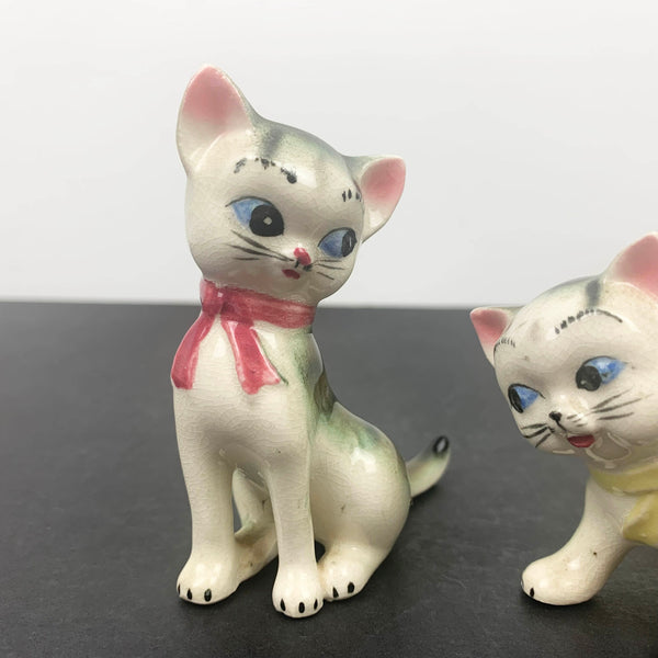 Playful Japanese cat ornaments - Set of 2