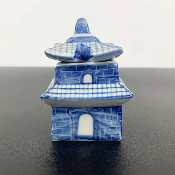 Asian Pagoda style condiment/cruet set