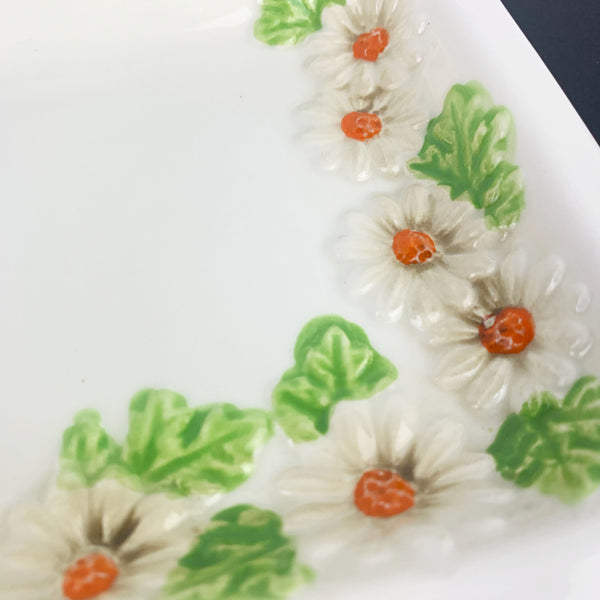 Majolica style daisy pattern on serving dish