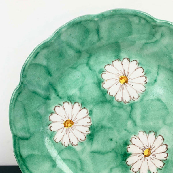 CAS Vietri hand painted green plates with daisy design close up