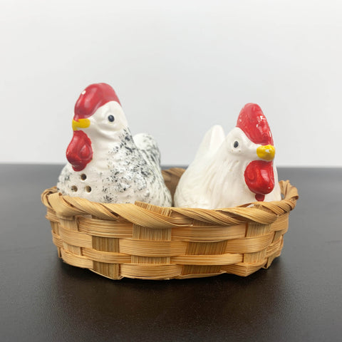 Hens in basket novelty salt and pepper shakers