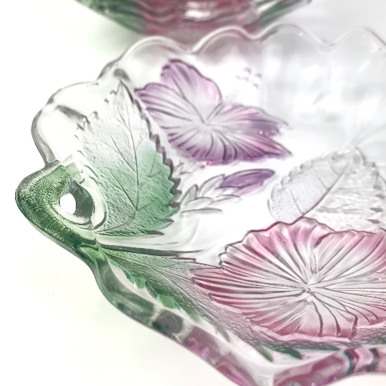 Tinted green glass handle on hibiscus bowls