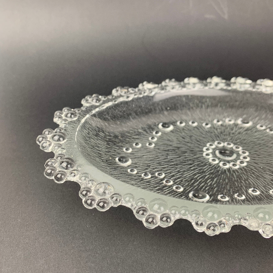 Bubble glass plate with decorative edge