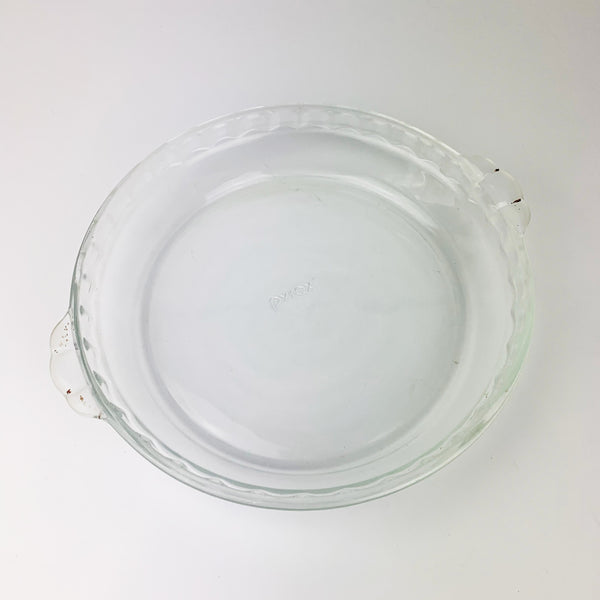 Pyrex (USA) pie plate with crimped edge top view