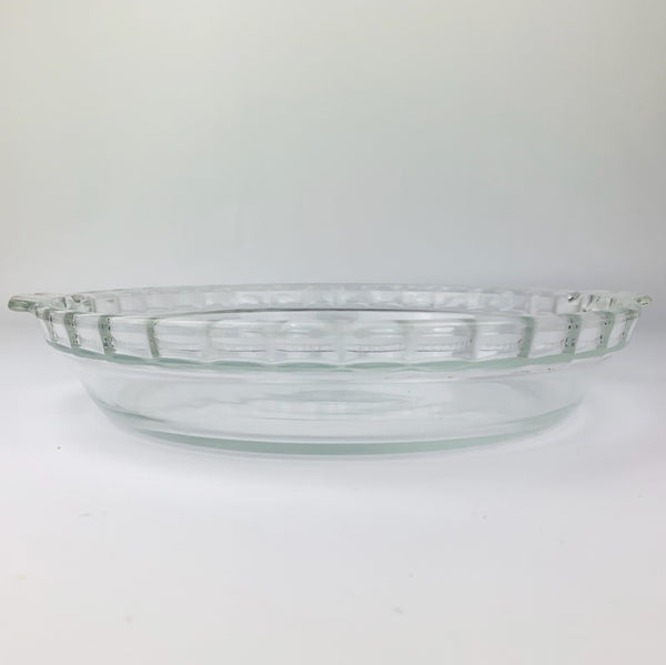 Pyrex (USA) pie plate with crimped edge depth view