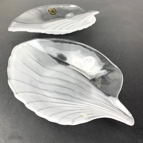 Pair of leaf shaped trinket dishes