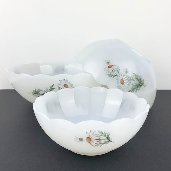 Marguerite daisy pattern scalloped nesting bowls