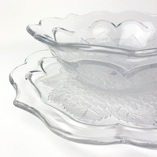 Studio Nova bowl and platter set showing flower style edge