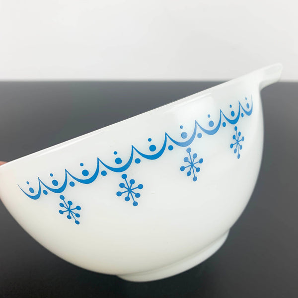 Pyrex (USA) Snowflake Blue cinderella bowl 441 (1.5 pint)