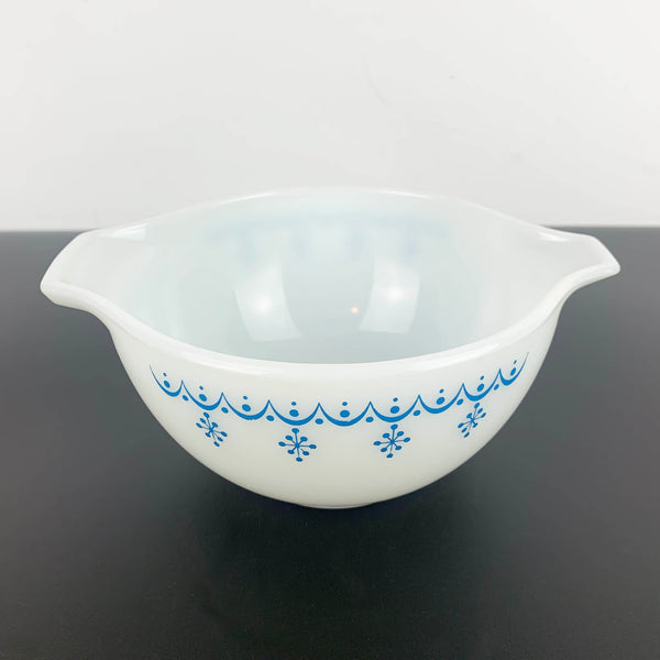 Pyrex (USA) Snowflake Blue cinderella bowl 441 (1.5 pint)