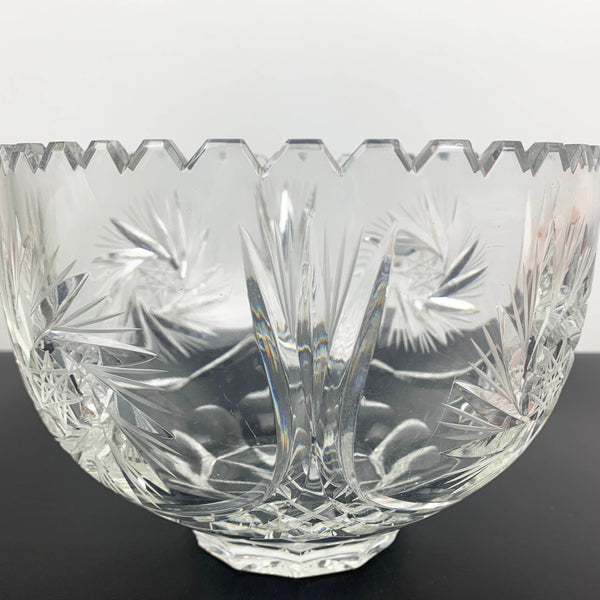 Lausitzer large crystal bowl with sawtooth rim